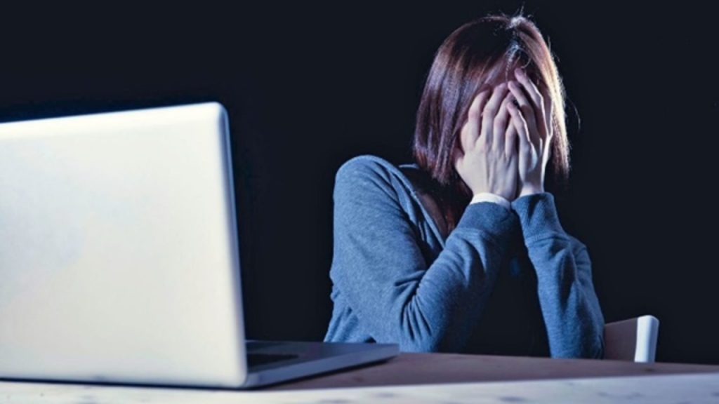 Nivelul de hărțuire online este în creștere. Una din trei persoane suferă din cauza agresiunii pe internet. Studiu