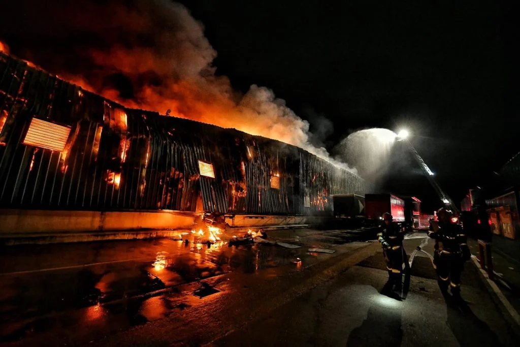 UPDATE. Incendiu uriaș la o fabrică cu substanțe periculoase. Intervin zeci de pompieri. Au fost chemate ajutoare din alte județe  