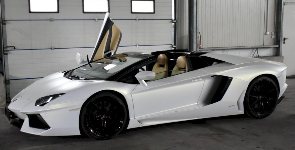 Lamborghini Aventador, de sute de mii de euro, vândut la licitație publică. Cui i-a aparținut bolidul