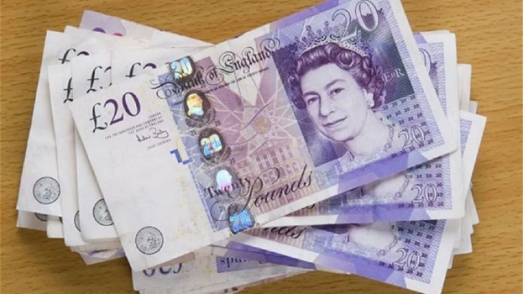 Se schimbă banii în Marea Britanie. Cum va arăta portretul regelui Charles al III-lea pe viitoarele bancnote