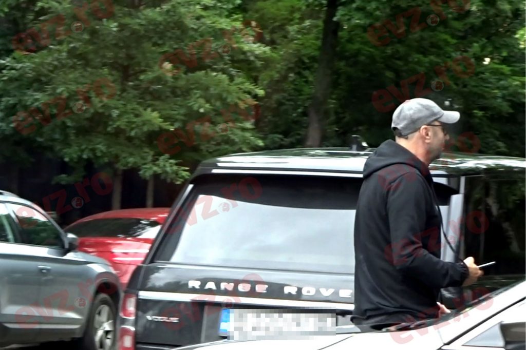 VIDEO EXCLUSIV. Ce face șoferul lui Marius Tucă în timp ce jurnalistul ia prânzul cu un prieten