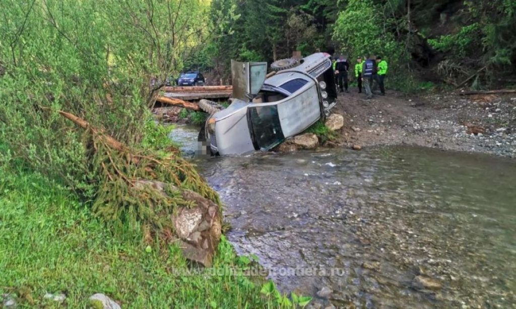 Video. Un șofer a căzut cu mașina în râu în timp ce încerca să fugă de polițiștii de frontieră