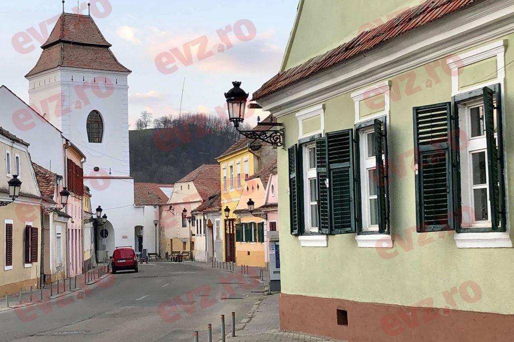 Orașul cochet, cu istorie bogată, unde o vilă de lux se vinde la preț de garsonieră. Indiciu: în comunism, aici se fabrica Salamul de Sibiu!
