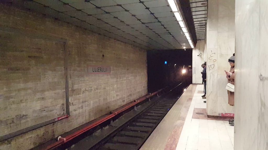 O fată de 20 de ani s-a aruncat în faţa metroului la staţia Lujerului. Update