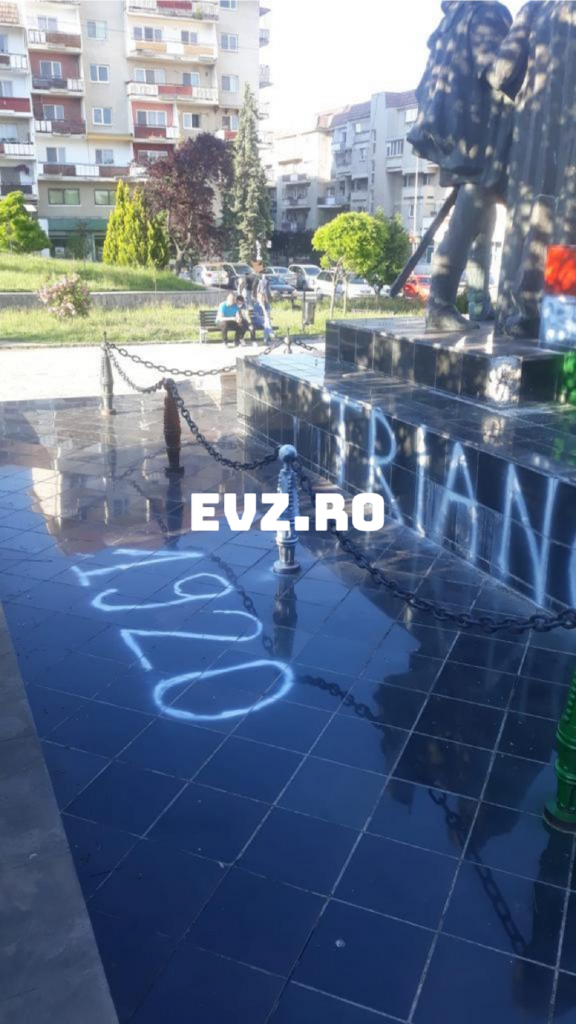 Exclusiv. Statuia lui Mihai Viteazul, simbol al uniunii naționale, a fost profanată la Covasna. FOTO