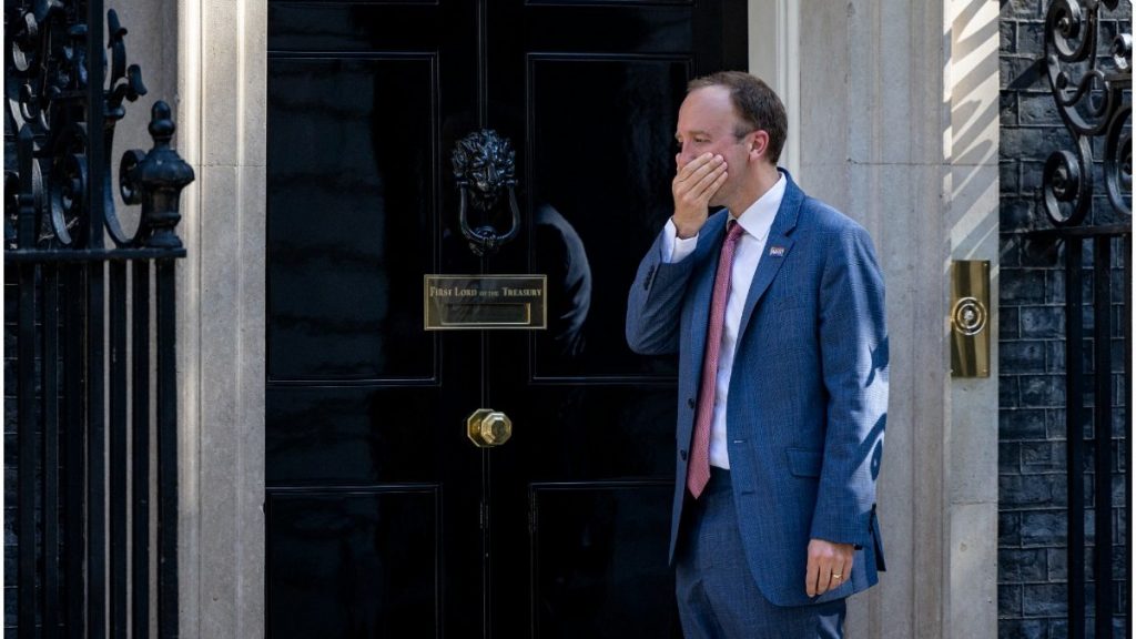 Ministrul Sănătății din Marea Britanie și-a dat demisia, după ce a fost surprins sărutându-se cu propria consilieră. FOTO