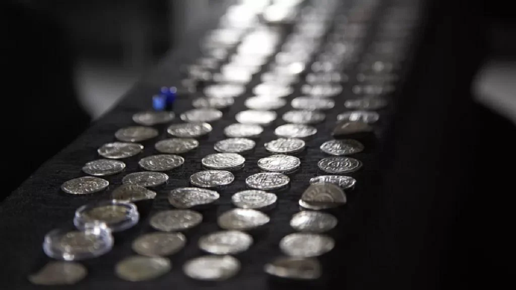 Comoara care ar putea rescrie istoria, descoperită în Polonia. Monedele au o vechime de 1.200 de ani