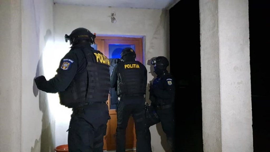 Comportament de milițian. Mascații i-au rupt mâna unui bătrân
