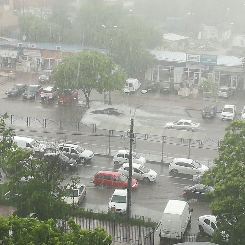 Furtuna care s-a abătut asupra Bucureștiului a făcut prăpăd. Inundații și copaci căzuți la pământ. A fost emis mesaj RoAlert