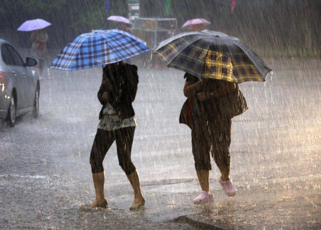 Ministrul Mediului avertizează că urmează ore dificile din punct de vedere meteorologic. Între orele 4.00 şi 6.00 dimineaţa va fi vârful precipitaţiilor