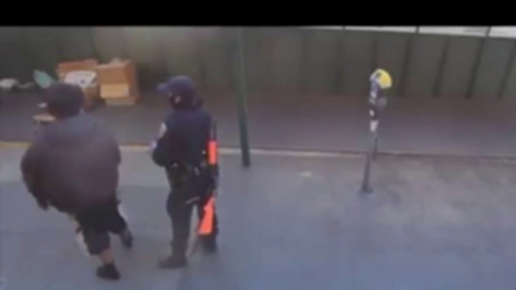 Scene cu impact emoțional. O polițistă din California a fost atacată de un bărbat agresiv. "Sunt specializat în a omorî asiatici" VIDEO