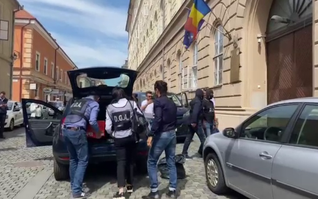 UPDATE. Serviciul de Înmatriculări Timișoara a fost blocat. Cei nouă polițiști acuzați de luare de mită au fost arestați preventiv