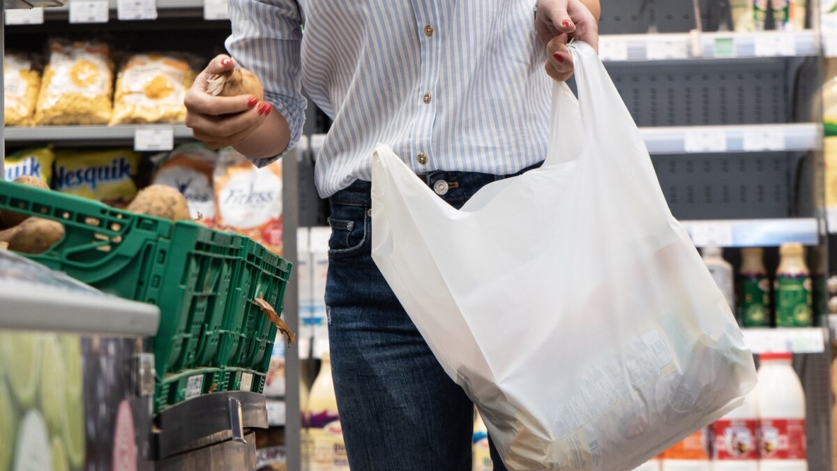Riscurile reutilizării pungilor de plastic. Când sunt sigure și când pot deveni periculoase