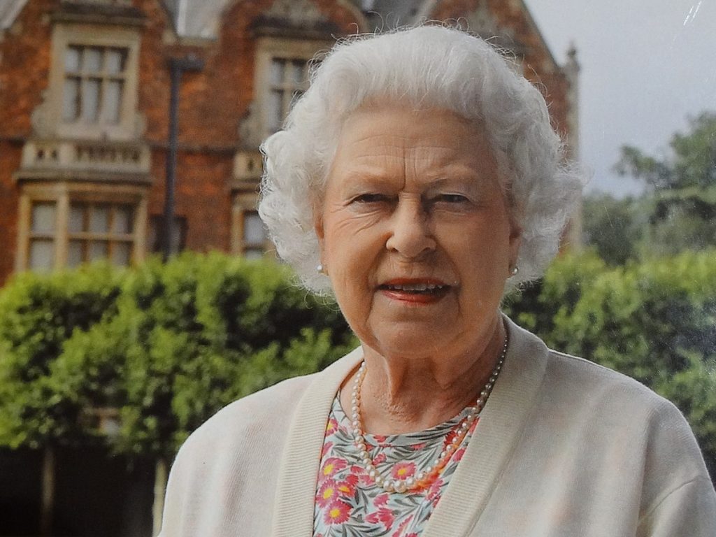 Regina Elisabeta a suprins pe toată lumea la celebrarea oficială a zilei sale de naștere. A ales o culoare pe care nu a purtat-o niciodată
