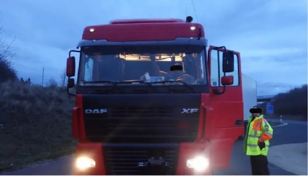 Un șofer român a fost prins mort de beat la volanul camionului său în Germania