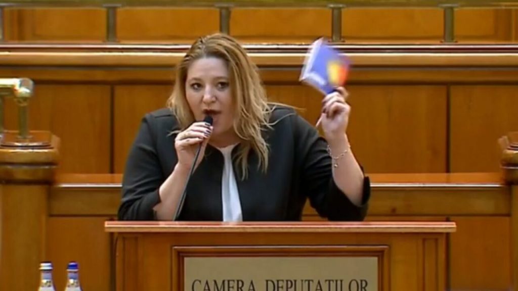 Tensiuni de amploare în Parlament. Orban i-a tăiat microfonul lui Șoșoacă
