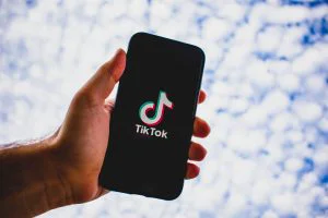 TikTok are peste un miliard de utilizatori.