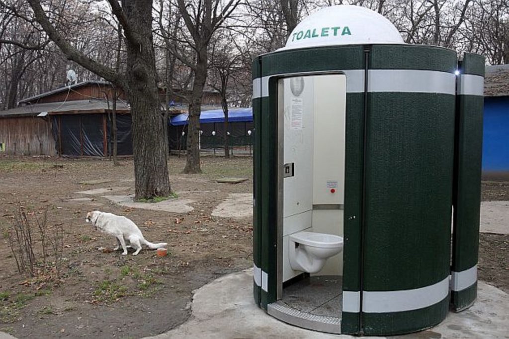 București, orașul fără toalete publice. Sunt închise pentru că primăria nu a plătit întreținerea lor