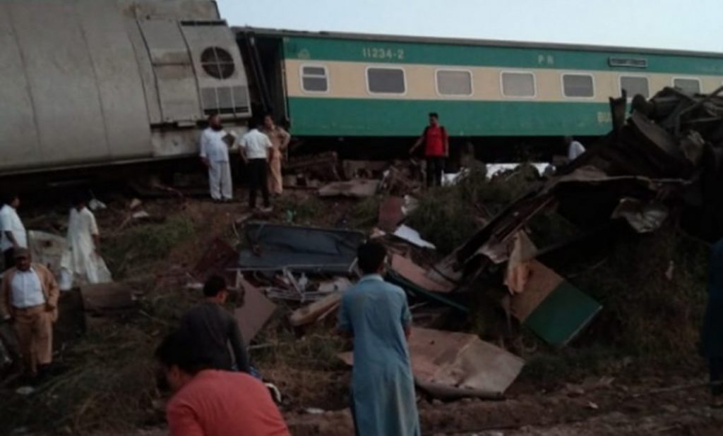 Tragedie feroviară în Pakistan. 30 de morți și zeci de răniți, după ce un tren expres s-a ciocnit cu unul de călători