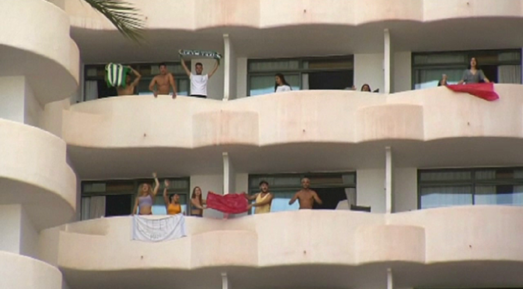 Sute de tineri, prizonieri într-un hotel. Autoritățile iberice au depistat un focar de COVID-19