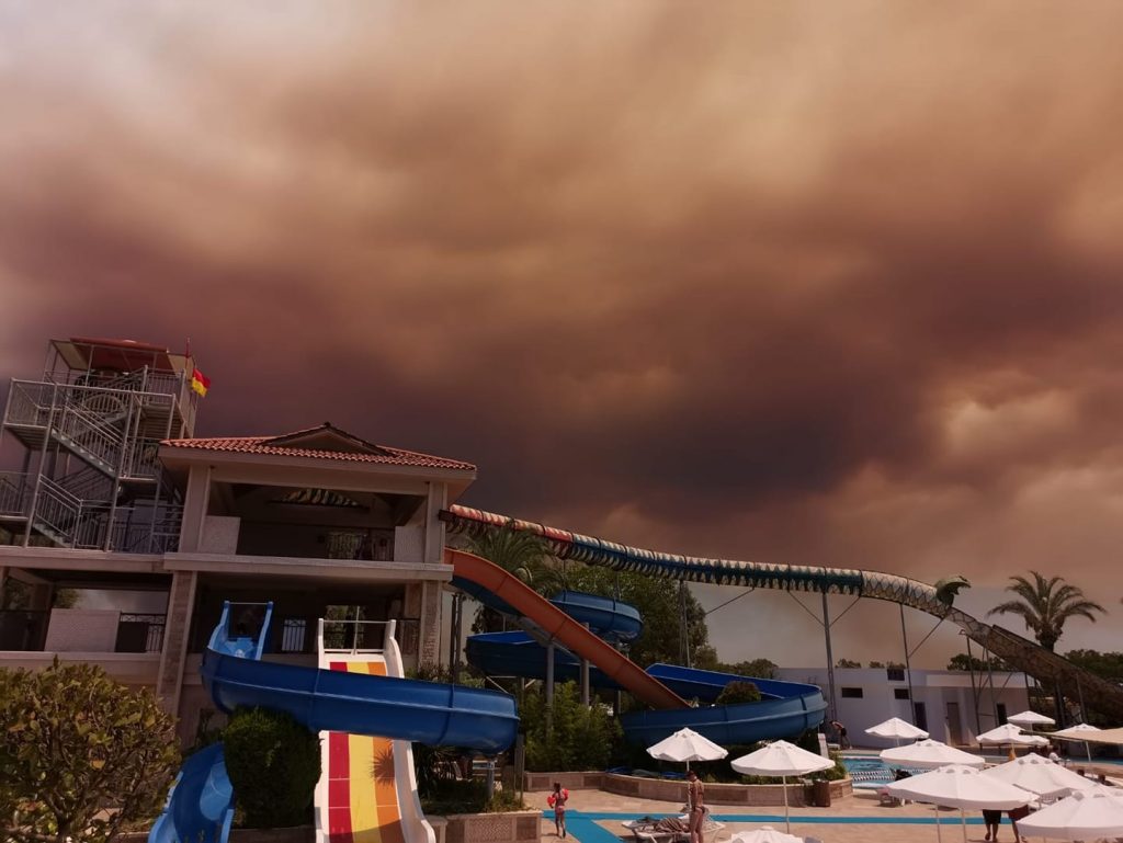 E prăpăd în Turcia! Incendiile au cuprins stațiunile turistice. Evacuare urgentă în zonele preferate de români. FOTO & VIDEO