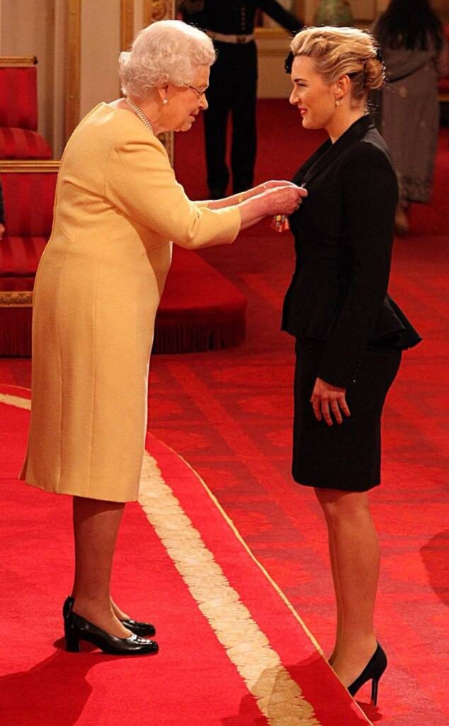 Faimoasa actriță Kate Winslet o dă de gol pe regină. Elisabeta a II-a are un sistem de infailibil de a pune capăt conversațiilor care se prelungesc