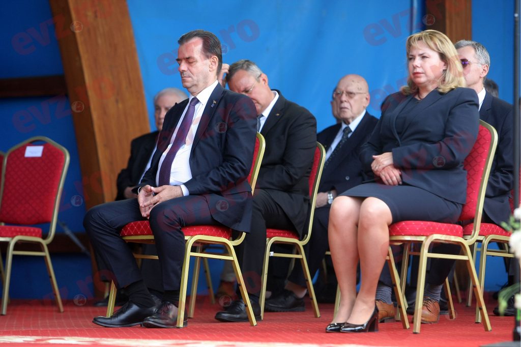 EXCLUSIV Orban a stat minute în șir cu ochii închiși la rugăciunea Patriarhului Daniel. Copleșit de emoție sau răpus de oboseală?