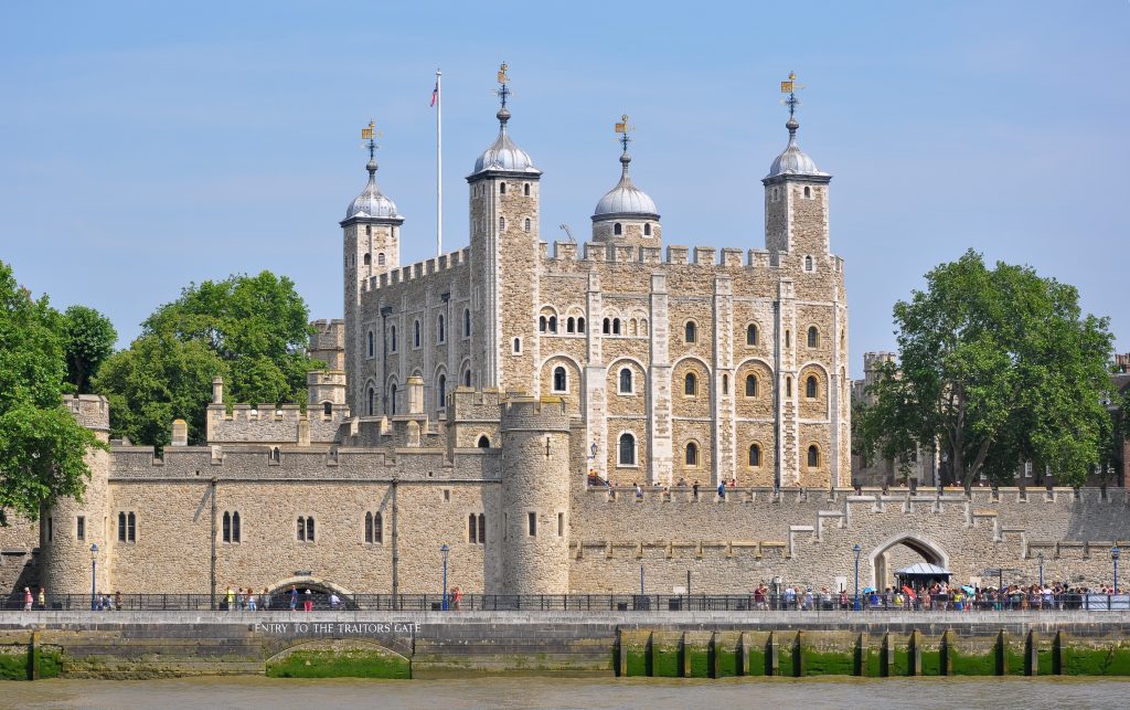 O tânără care trăiește în Turnul Londrei a cerut să vorbească. “Trebuie să cer permisiunea dacă vreau să părăsesc castelul”