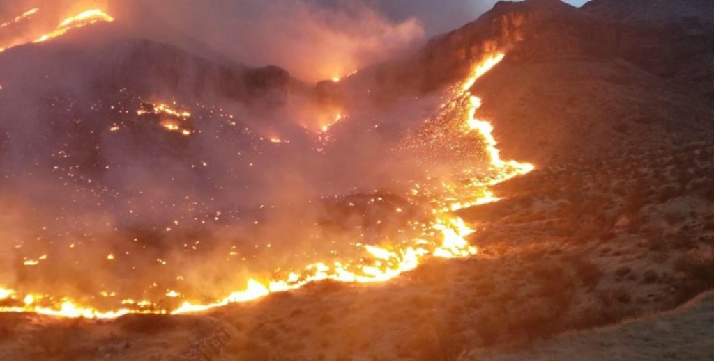 Imagini de sfârșit de lume cu incendiile din Arizona. Râurile de foc coboară de pe versanții uscați