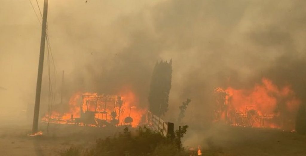 Un oraș întreg în flăcări după recordul de temperaturi. În localitatea British Columbia sunt 50 de grade. FOTO