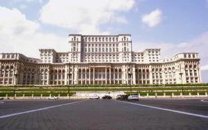 Război în Casa Poporului. Funcționarii cer demontarea antenelor, după tăierea sporului