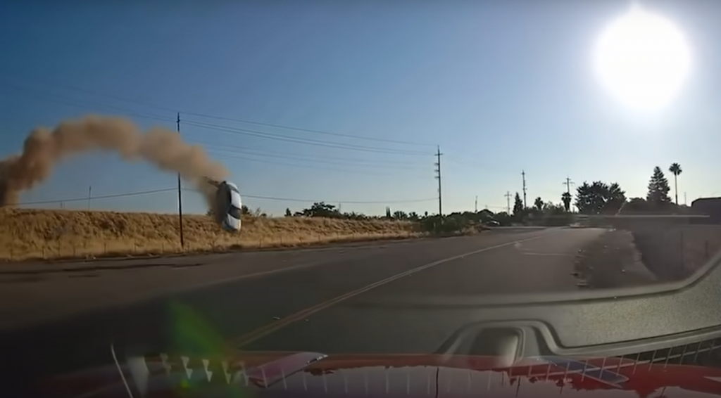 Cascadorii pe autostradă. O mașină a zburat peste un val de pământ și s-a rostogolit spectaculos. VIDEO