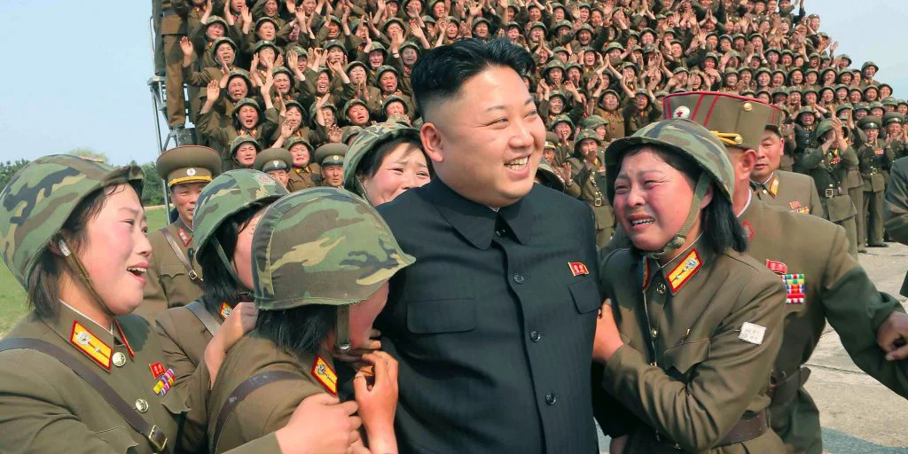 Misterul femeii în negru, de lângă liderul nord-coreean Kim Jong-un. Toată lumea e cu ochii pe geanta ei. FOTO