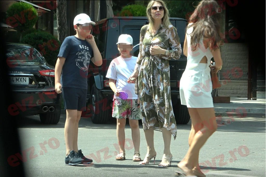 VIDEO/ Cristina Rus nu este o „mamă de weekend”. Și-a scos doi dintre copii la masă și în parcul de distracții