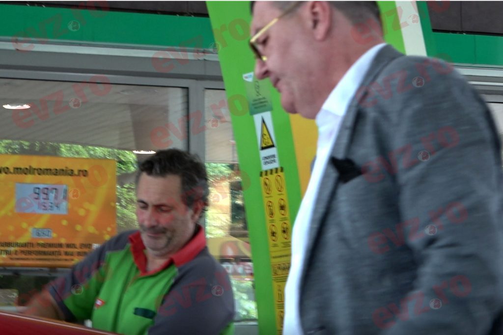 VIDEO. Halal milionar! Dan Nicorescu pune benzină la Ferrari de …100 lei. A urmărit angajatul să nu-i depășească bugetul