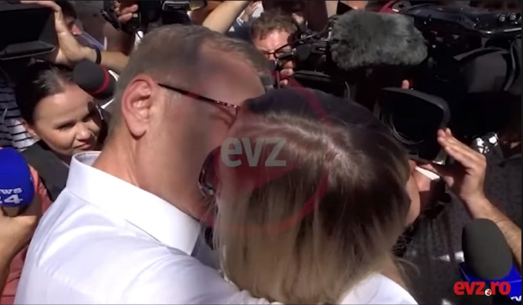 Liviu Dragnea a sărutat-o pasional pe Irina Tănase. Moment de Oscar la Rahova. Video