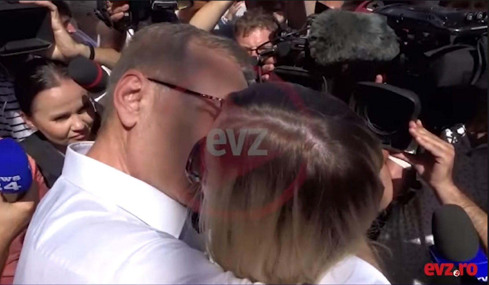 Liviu Dragnea a sărutat-o pasional pe Irina Tănase