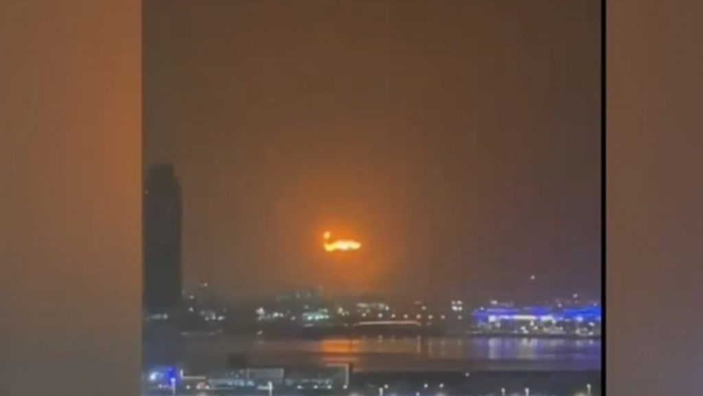 Incendiu de proporții în Dubai. Un vas care transporta petrol a explodat. VIDEO