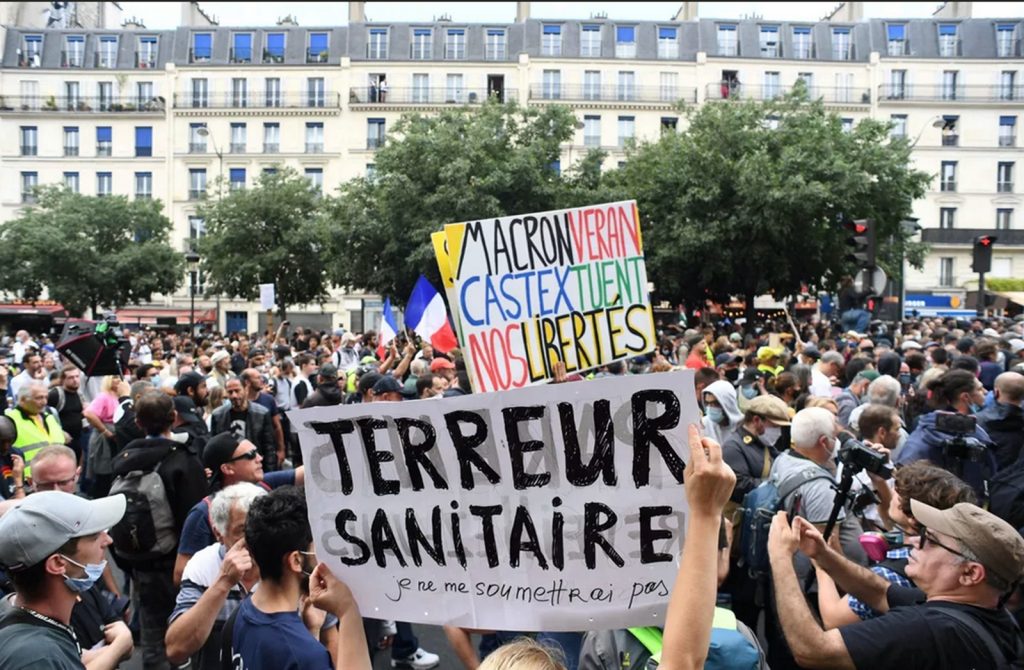 Victorie pentru Macron în fața manifestanților. Consiliul Constituțional a decis că permisele sanitare nu încalcă legea fundamentală a țării