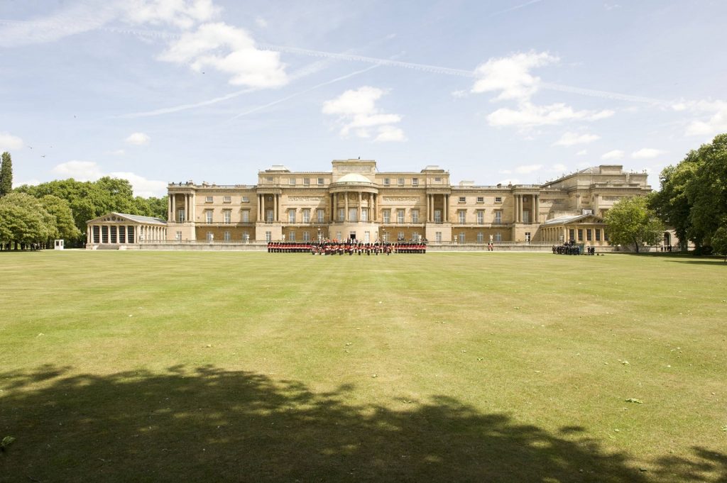 Se deschid porțile Palatului Buckingham. Vizitatorii pot să stea la picnic în fața casei reginei Elisabeta a II-a