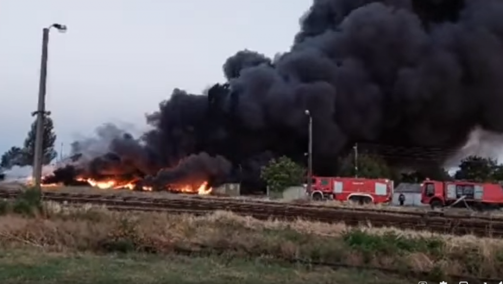 Un nou incendiu major în România, la Salonta. Pompierii intervin cu mai multe echipaje. VIDEO