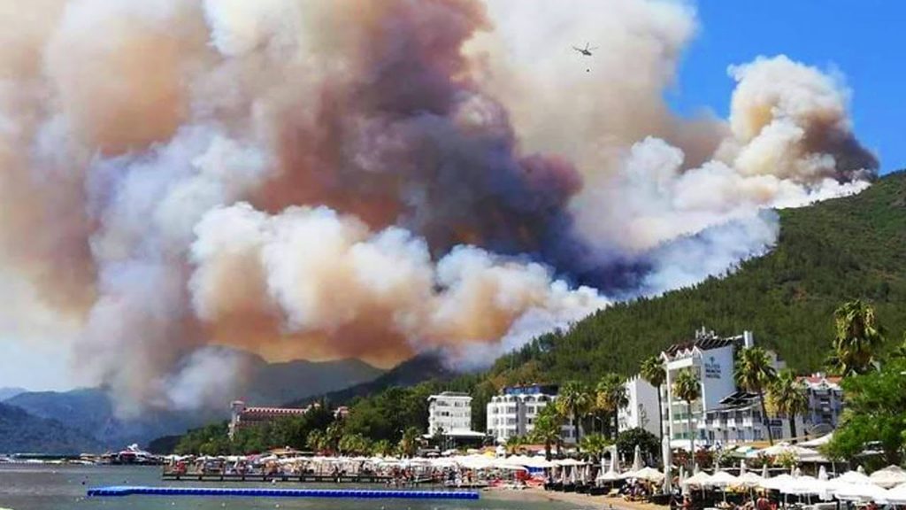 Vacanțe de coșmar pentru turiștii români din Turcia. Stațiunile sunt evacuate din fața flăcărilor. Erdogan a evocat incendii de origine criminală
