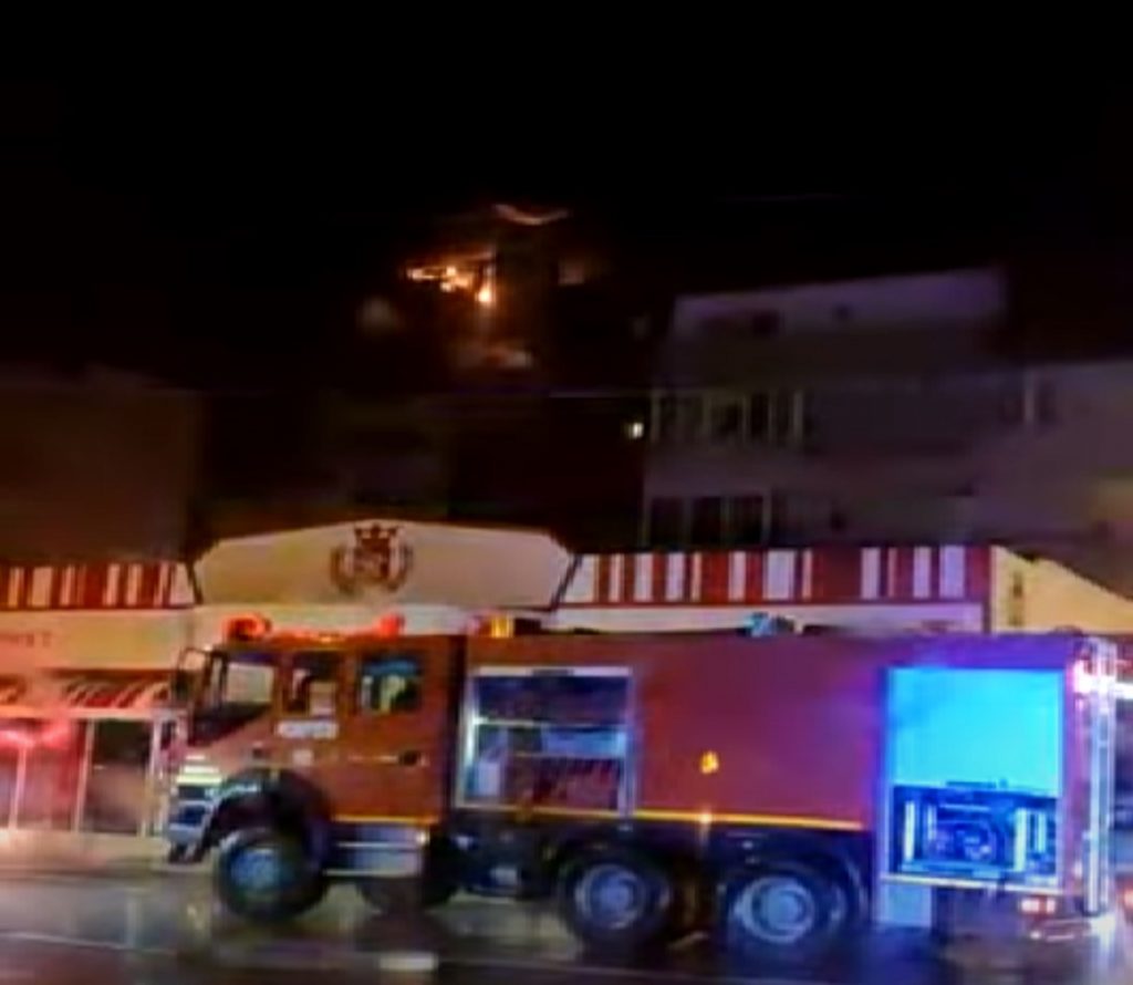 Incendiu provocat de trăsnet într-un bloc din Câmpina. Locatari evacuaţi. Video