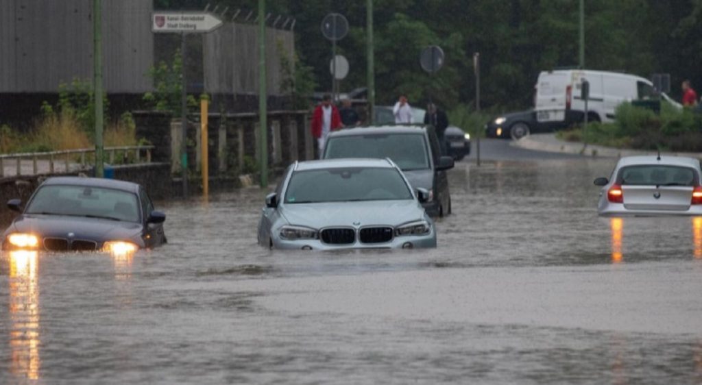 Inundații pe Valea Prahovei. Se circulă cu greutate pe DN1, în zona Gării Sinaia