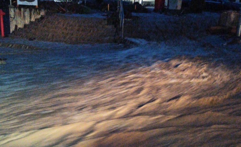 Dezastru total pe DN 1, peste noapte. Inundații majore în stațiunea Bușteni