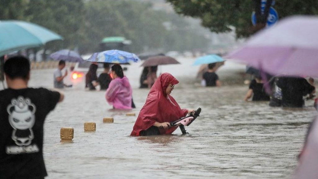 Alertă în China. Sunt cele mai severe ploi din istoria ultimilor 1.000 de ani. Cetățenii sunt îngroziți. FOTO