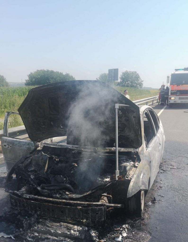 Mașină a ars în totalitate pe Autostrada A3. Traficul a fost deviat
