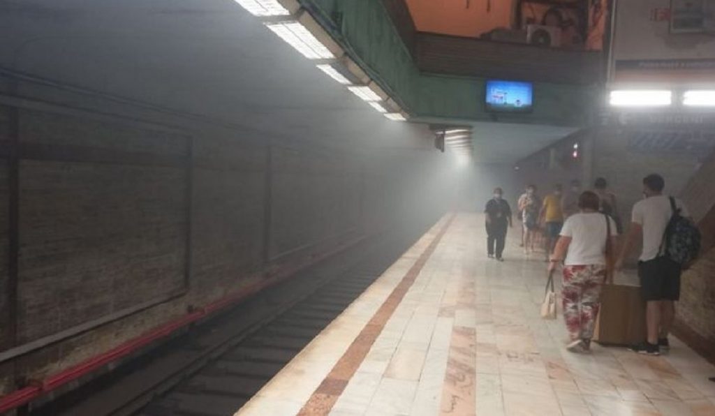 Incident la metrou, la stația Eroii Revoluției. Călătorii au fost evacuați din cauza unui nor gros de fum