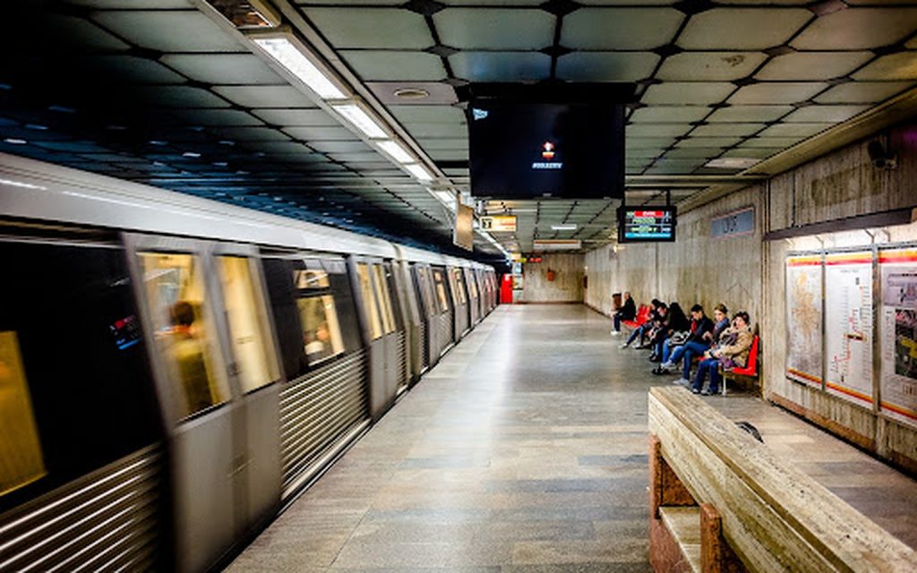 O femeie a fost dată în urmărire generală de Poliție, după ce a agresat sexual un bărbat într-o stație de metrou