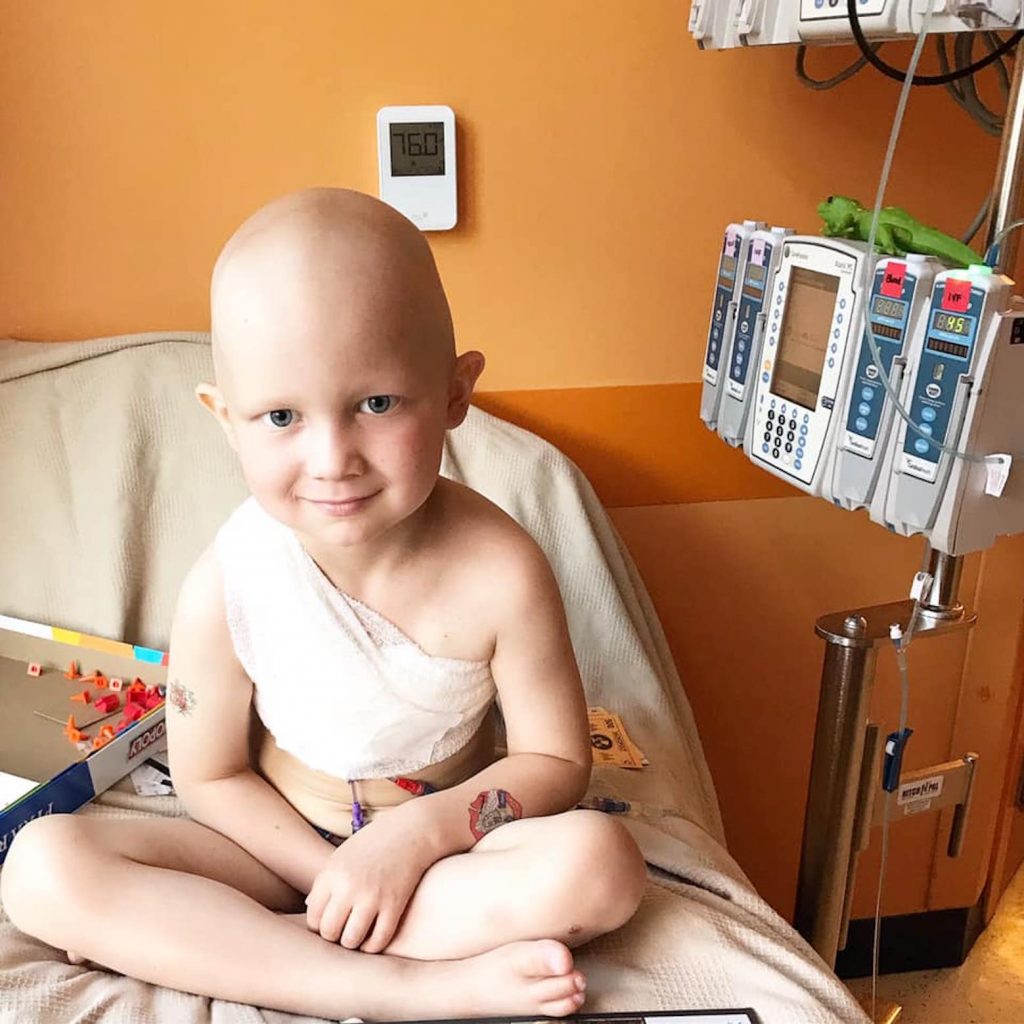 Un băiețel de 5 ani, bolnav de cancer, și-a făcut prieteni prin Post-it lipite pe fereastra spitalului